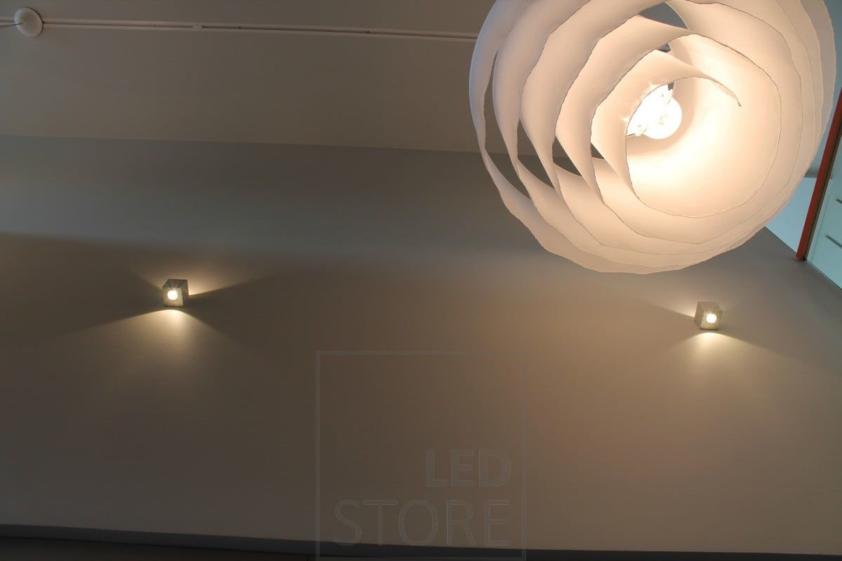 CUBIC led-vägglampa i två riktningar, belyser utrymmet mellan våningarna i två riktningar. Ledstore.fi