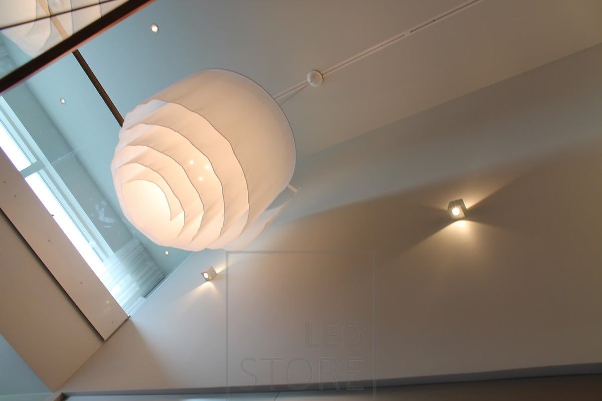 CUBIC led vägglampa med två riktningar som lyser upp ljuset mellan golven. Ledstore.fi