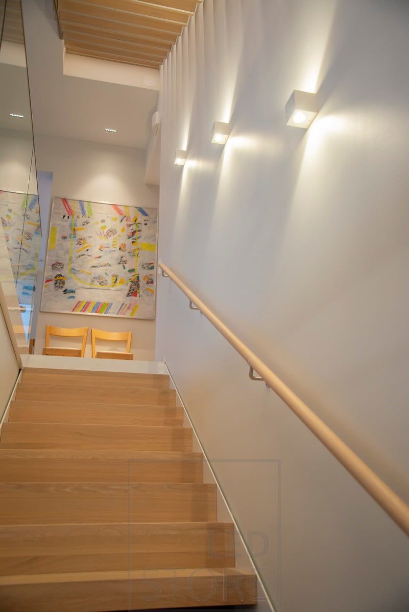 Belysa och accentuera trappan med atmosfärisk dubbelriktad belysning genom väggen med CUBIC led-vägglampor. Ledstore.fi