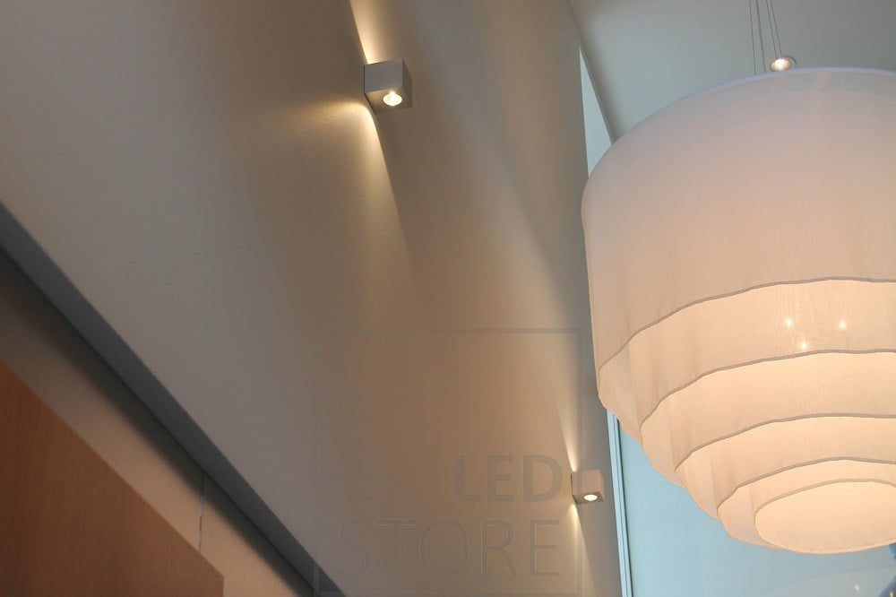 CUBIC led-vägglampa i två riktningar, framhäver rummets höjd och lyser upp rummet med atmosfäriskt ljus genom väggen. Ledstore.fi