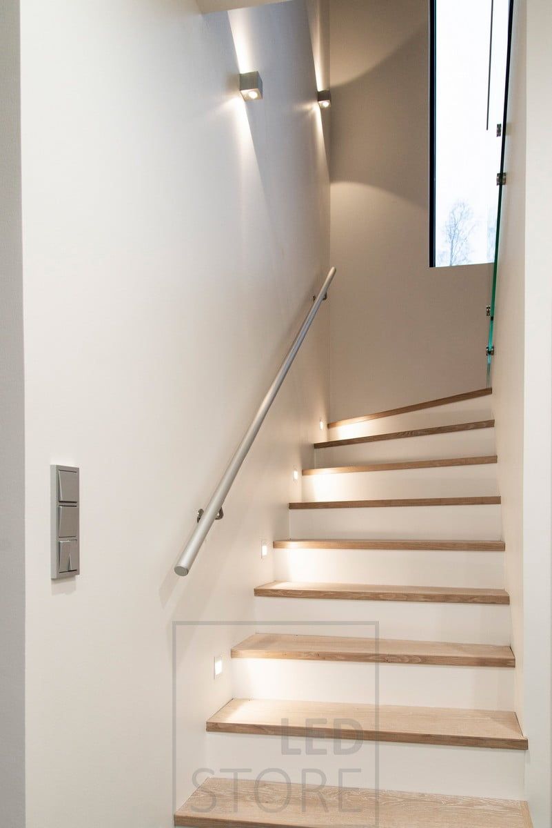 CUBIC LED-väggarmaturer i trapphuset, belyser i två riktningar med stämningsfullt ljus. IN-WALL led-väggarmaturer riktade mot trappstegen. Ledstore.fi