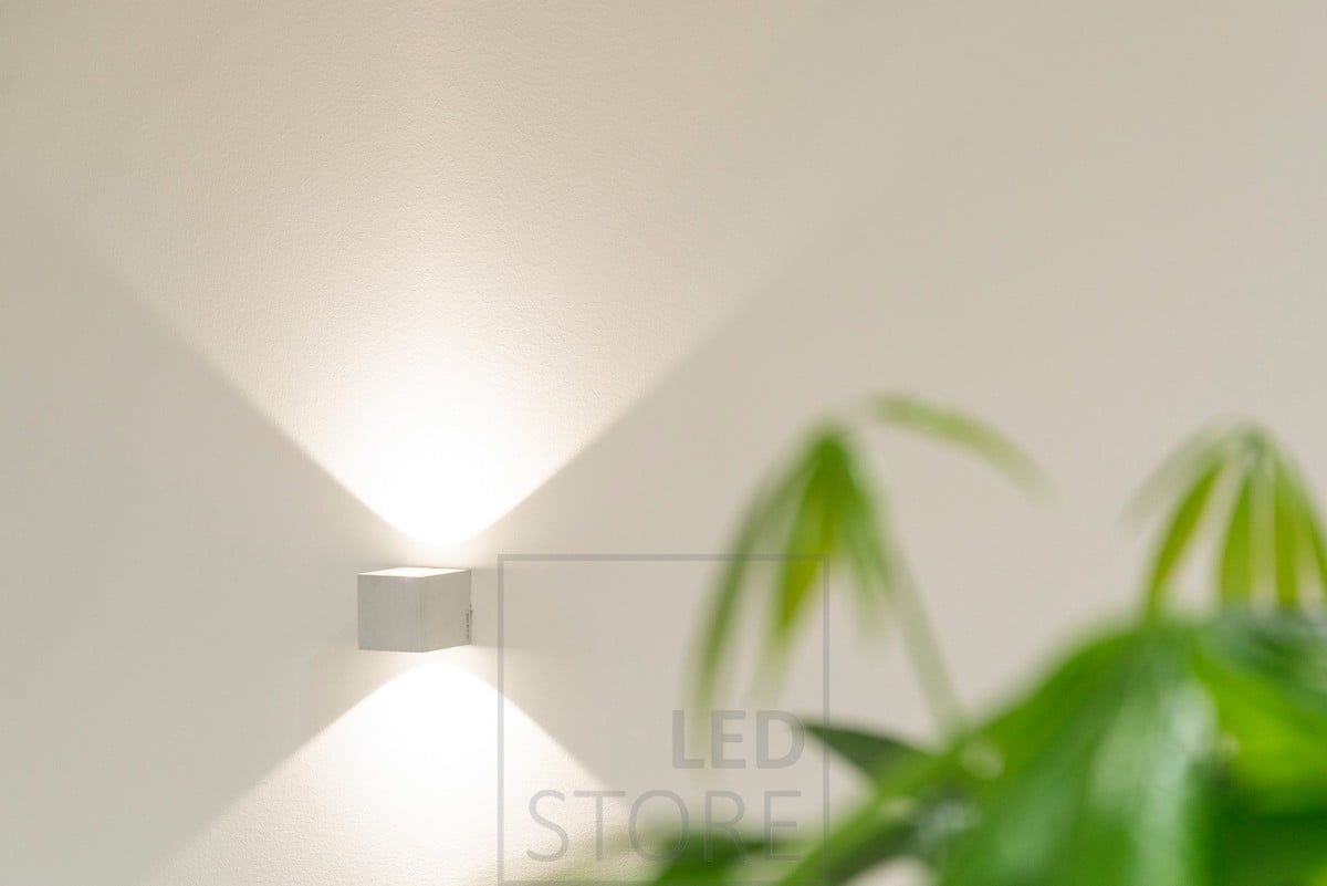 CUBIC led-vägglampa, mycket kompatibel med skandinavisk inredning. Armaturen lyser i två riktningar och ljusmönstret bildar ett vackert solfjädermönster på väggen. Ledstore.fi