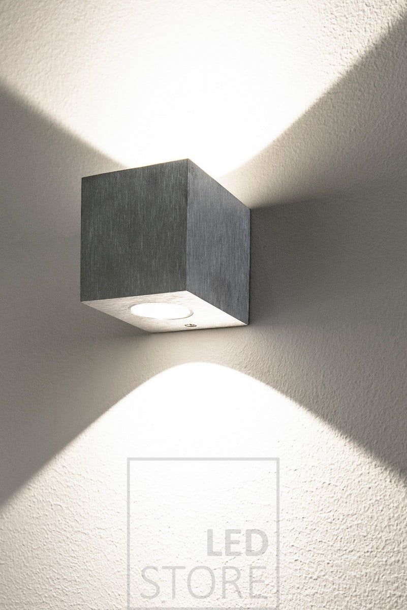 CUBIC 2 led vägglampa. CUBIC 2 borstad är enkel och modern i sin design och ger ljus både uppåt och nedåt. Ljuset bildar ett vackert solfjädermönster på väggen. Denna minimalistiska skönhet är perfekt för moderna hem. Ledstore.fi
