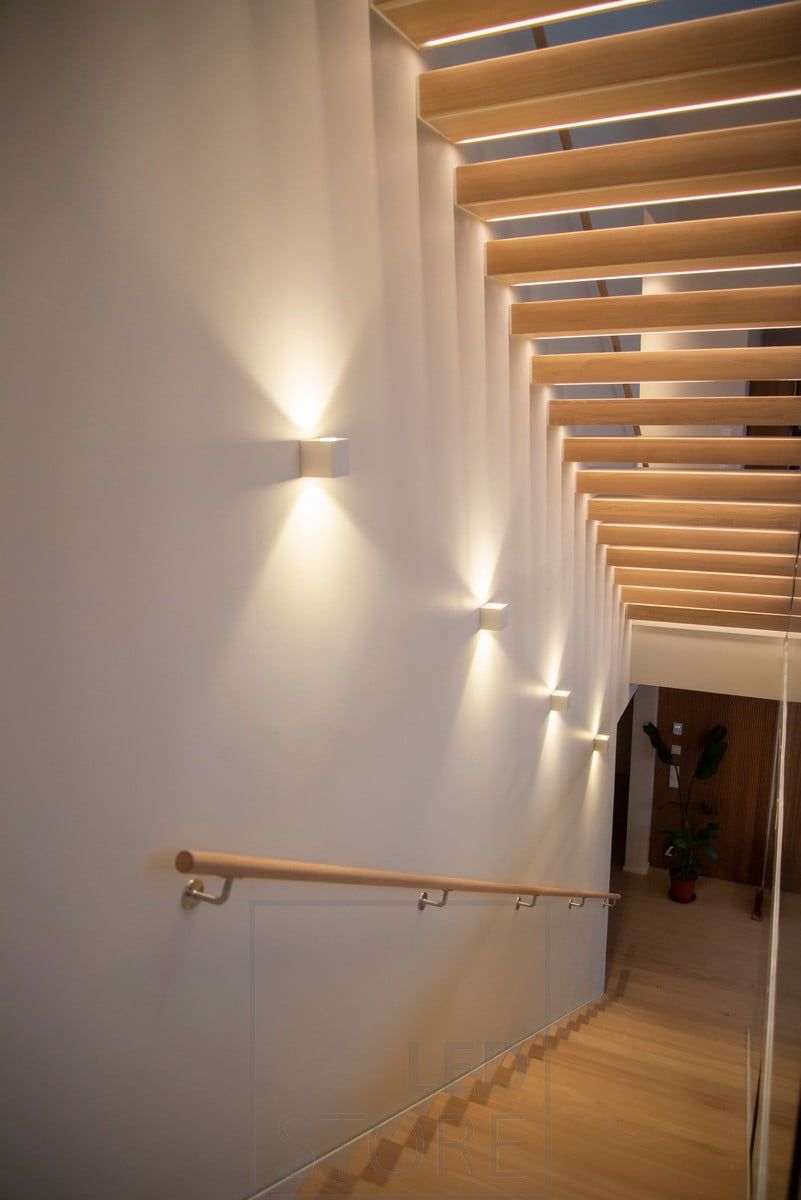 Trappan belyses och accentueras av CUBIC dubbelriktade väggarmaturer. Ledstore.fi