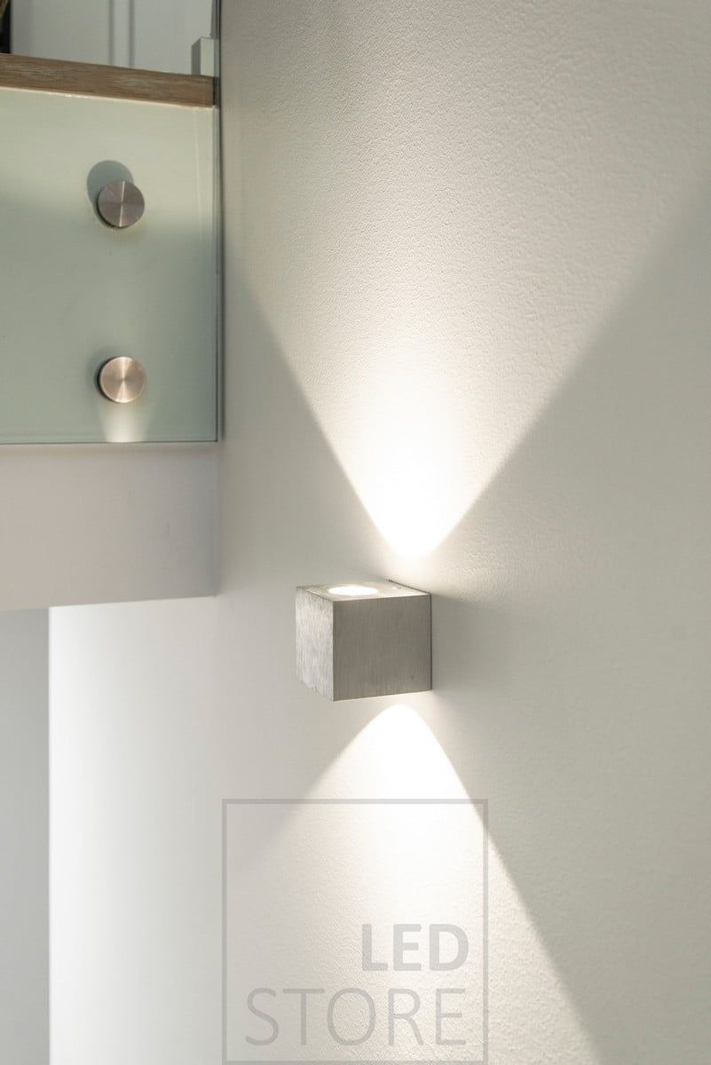Led-vägglampan CUBIC lyser i två riktningar med vackert, stämningsfullt ljus. Ledstore.fi