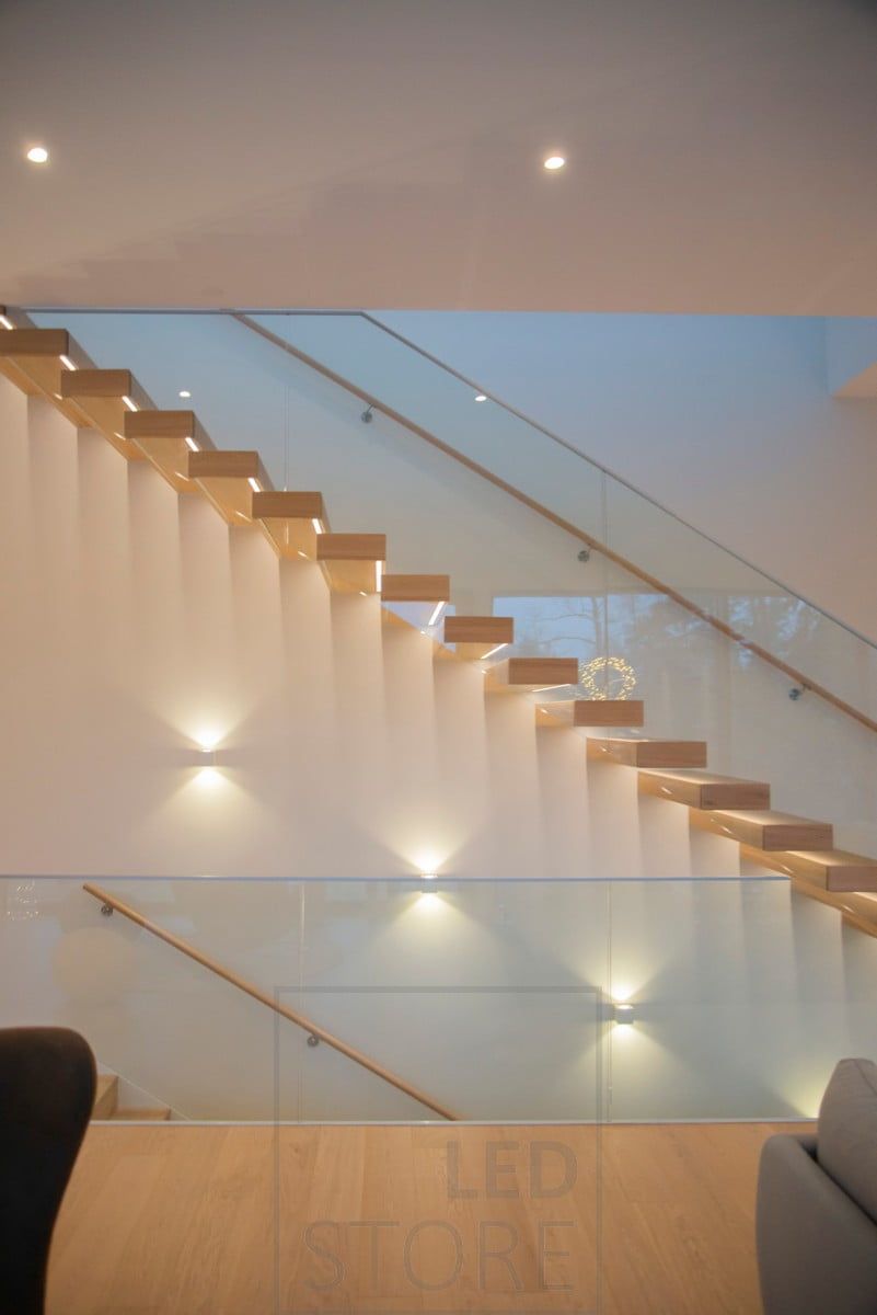 CUBIC led-väggarmaturer som belyser och framhäver trappan i två riktningar. Ledstore.fi
