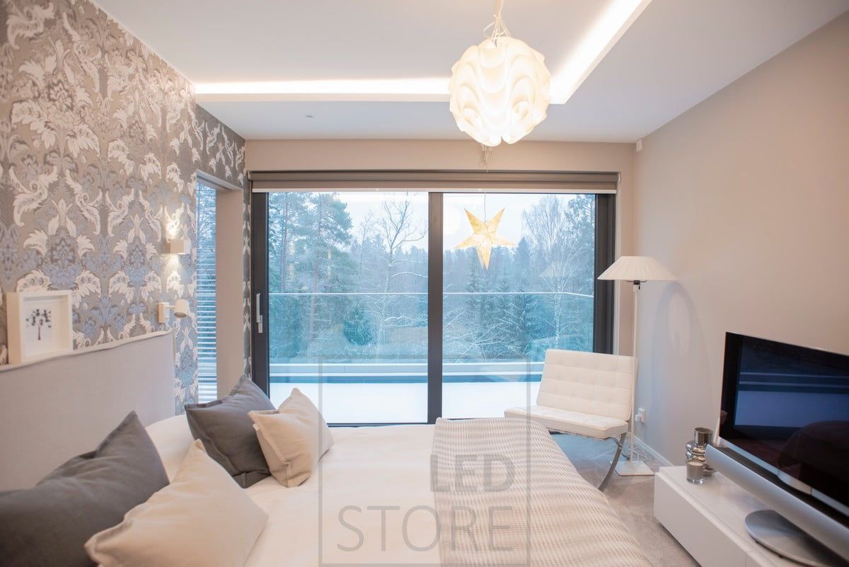 I sovrummet ger CUBIC led-vägglampor med dubbelriktad belysning stämnings- och läsljus. Den minimalistiska armaturen passar bra ihop med mönstrade tapeter. Ledstore.fi