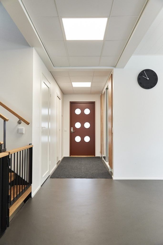 Logotyp för butik med ljus LED-belysning på grön bakgrund med texten "LED STORE" i feta vita versaler i mitten av en vit kvadrat.
