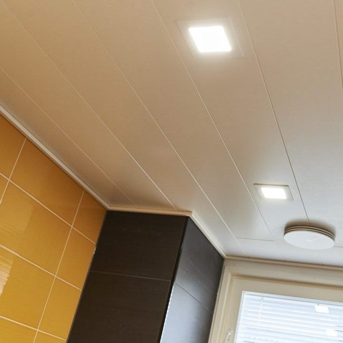 Toalettutrymme upplyst av LED-panel