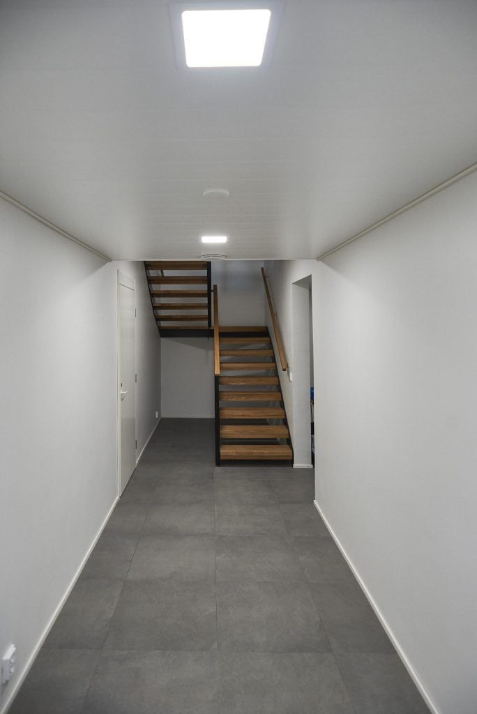 LED STORE-logotypen på en grön bakgrund med en vit fyrkantig kontur presenterar energieffektiva belysningslösningar.