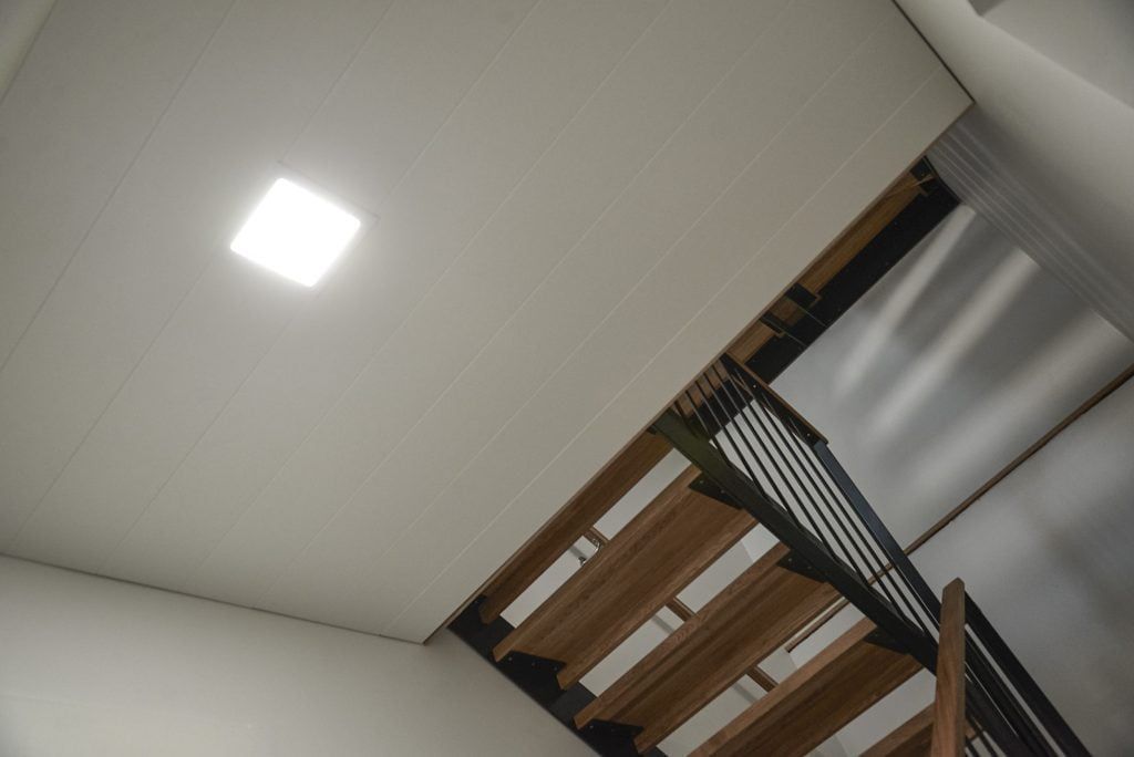 LED STORE-logotyp på en vit kvadrat mot en grön bakgrund som lyfter fram energieffektiva och miljövänliga belysningslösningar.