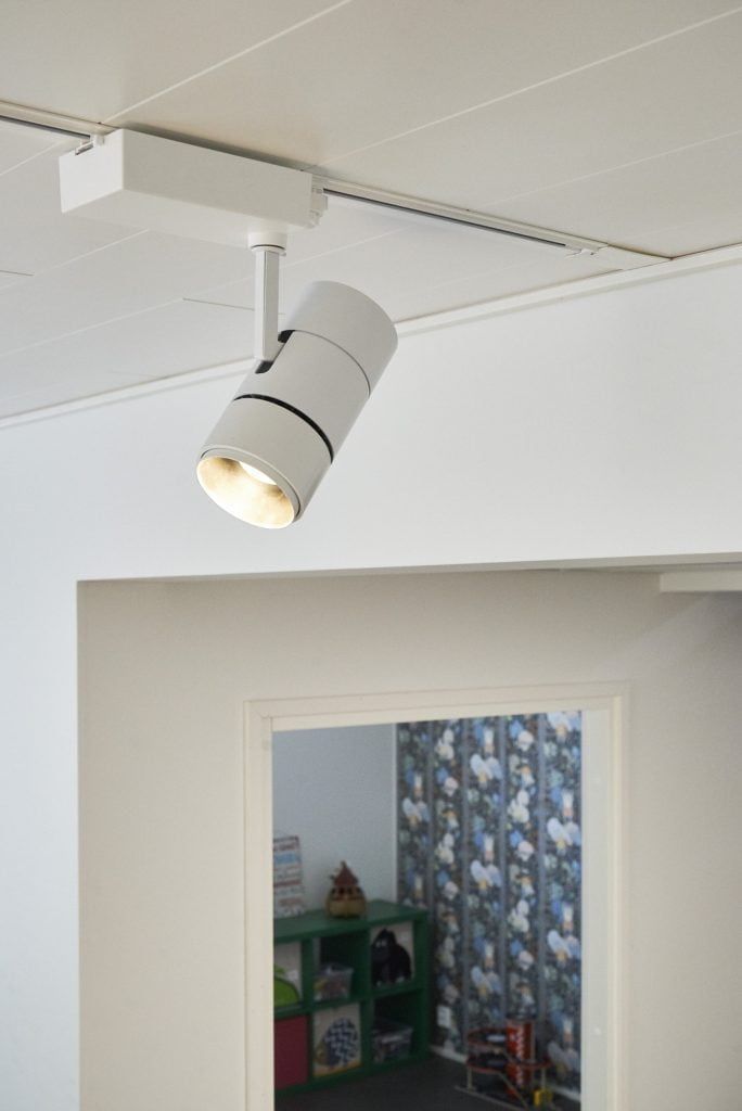 Vit "LED STORE"-text på den centrala rutan mot en grön bakgrund, som lyfter fram energieffektiva belysningslösningar.