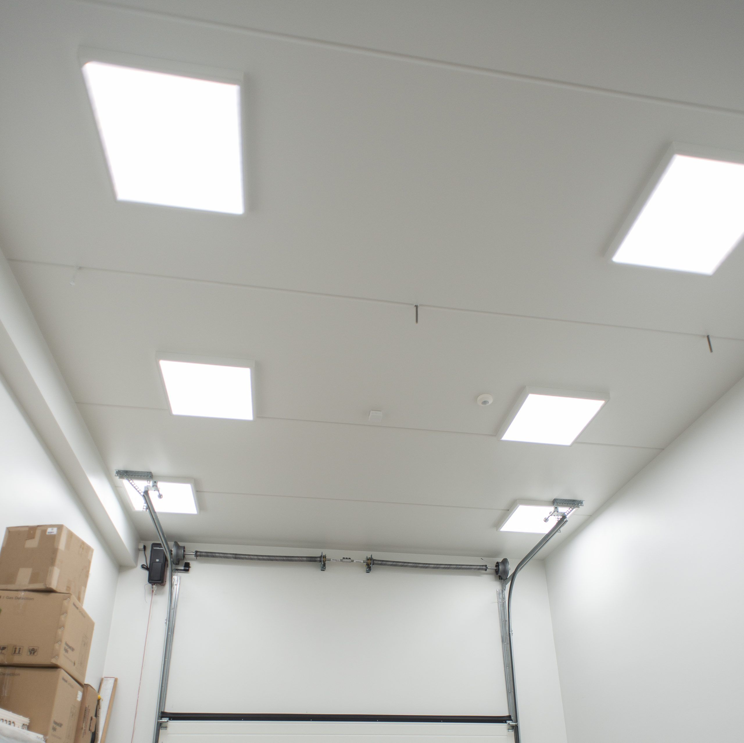 Logotyp för LED-belysningsbutik: en vit kvadrat med texten "LED STORE" på en grön bakgrund, som lyfter fram miljövänliga och energieffektiva lösningar.