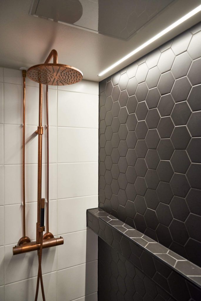 LED Store-skyltar på grön bakgrund med en vit fyrkant i mitten, som lyfter fram energieffektiva LED-belysningslösningar.