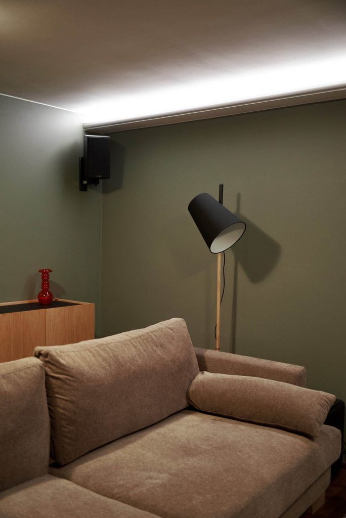 LED Store-logotyp på en grön bakgrund med en vit kvadrat med "LED" staplat ovanför i fet vit text.
