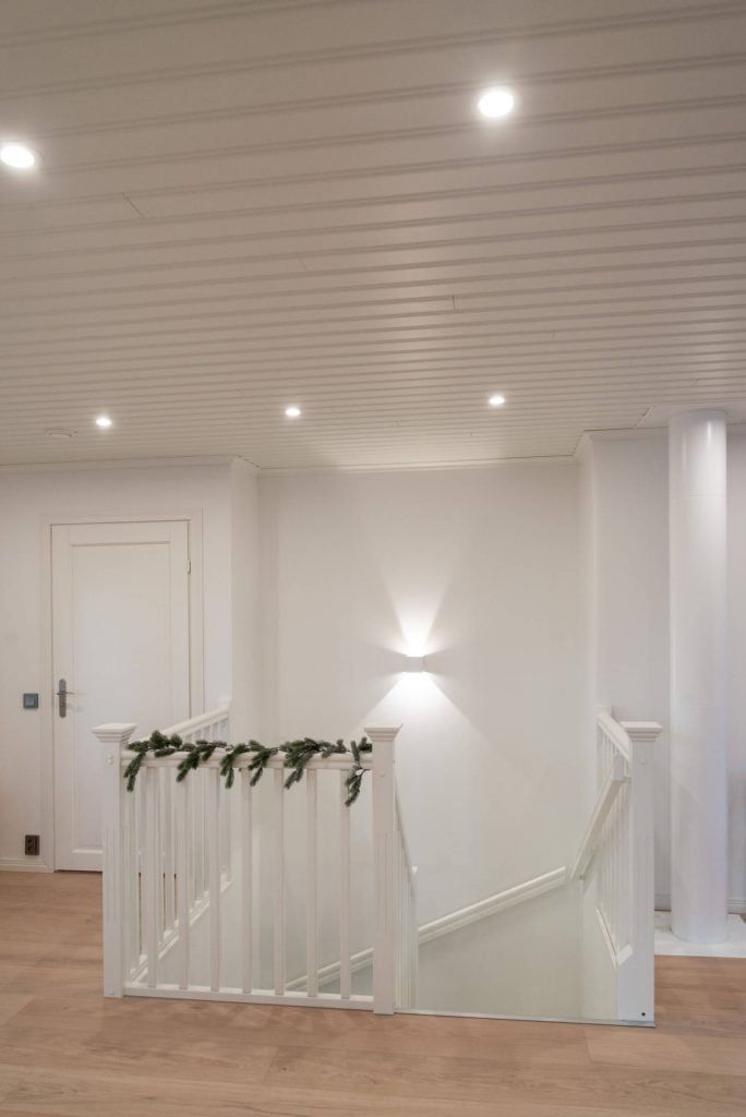 Nyckelord för SEO i Alttext LED lighting store image: grön bakgrund, vit text säger "LED STORE" på centralt torg, annons för belysningslösning.