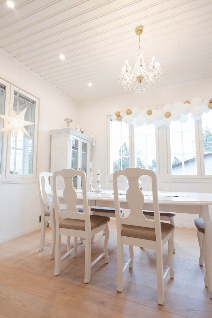 Grön bakgrundsbild med en vit fyrkant i mitten med texten "LED STORE" i feta vita versaler.