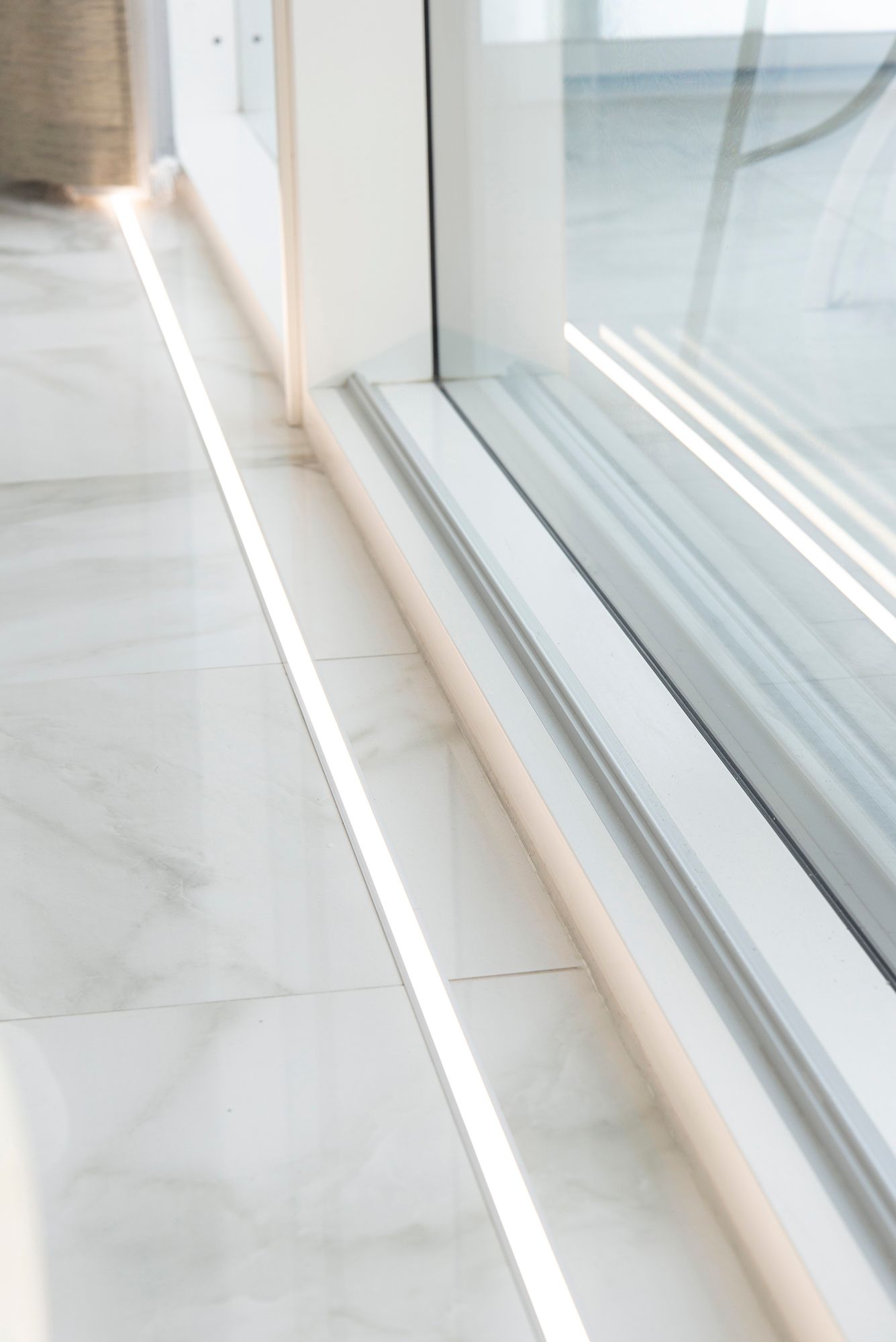 Framför fönstren på golvet i uppoprofil led strip. Belysningen framhäver de stora fönstren och det vackra marmorgolvet. Ledstore.fi