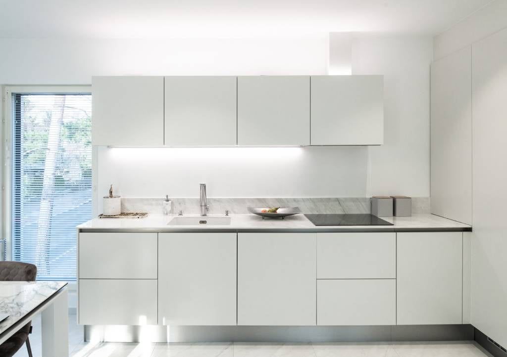 Den gröna bakgrunden har en vit kvadrat och texten "LED STORE" i feta versaler, som lyfter fram energieffektiva belysningslösningar.