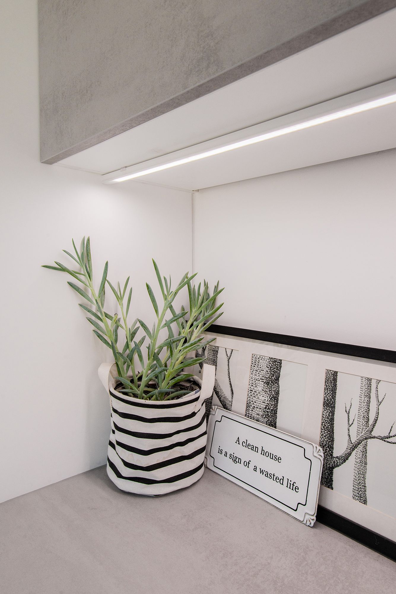 I tvättstugan ger en LED-list monterad på en ytprofil arbetsbelysning på bänkskivan. Ledstore.fi