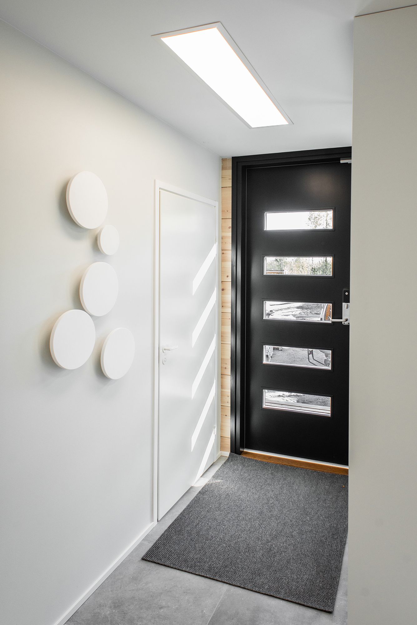 En panel 300x1200 i taket som en effektiv och jämn ljuskälla i hallen. Ledstore.fi
