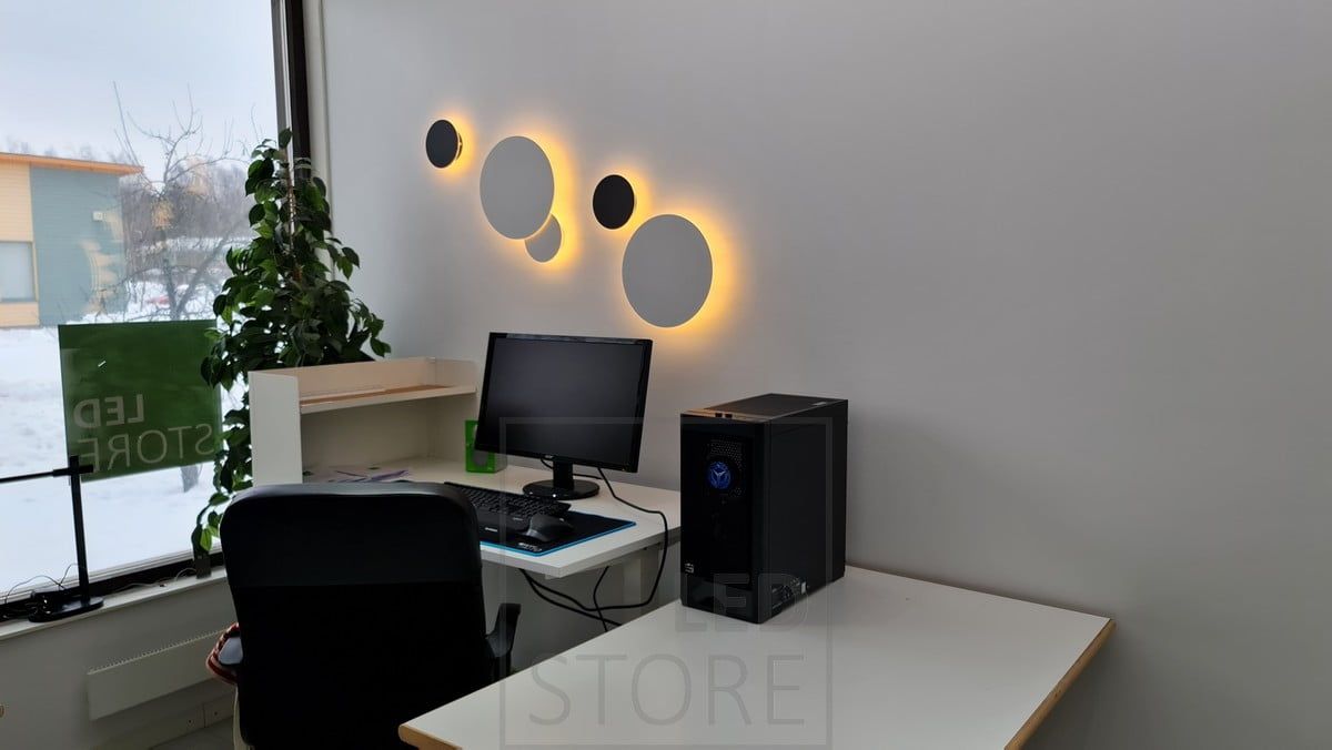 Dekorativ ECLIPSE led-vägglampa med justerbar färgtemperatur. Vägglamporna kan sättas ihop för att skapa precis rätt ensemble för dig Ledstore.fi
