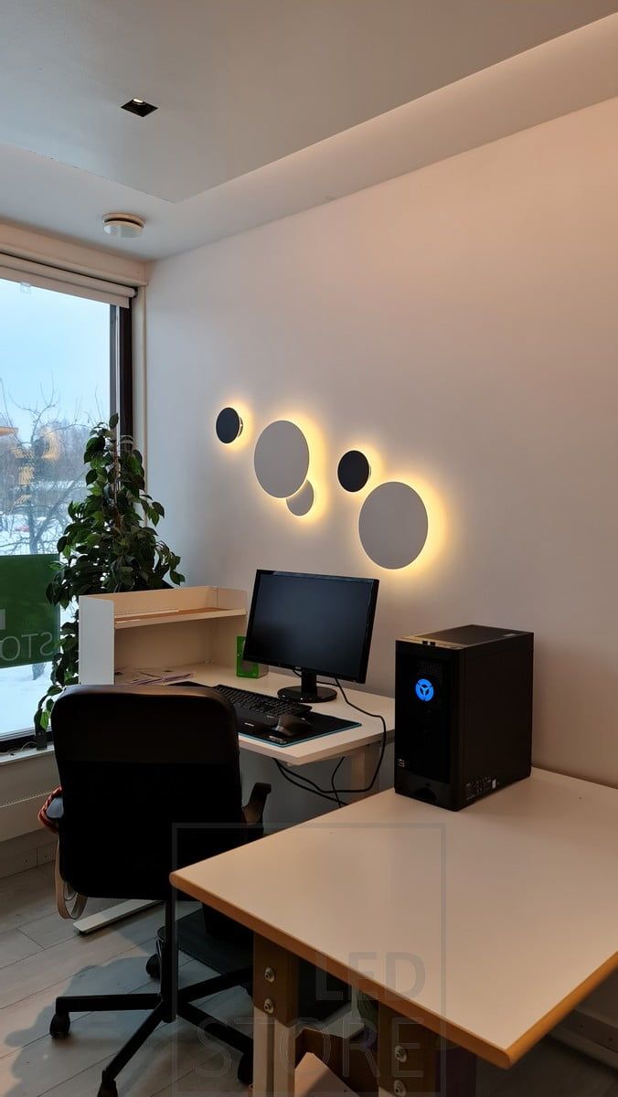ECLIPSE vägglampa finns i två storlekar och två färger, 15 cm och 30 cm, i svart och vitt. Ledstore.fi