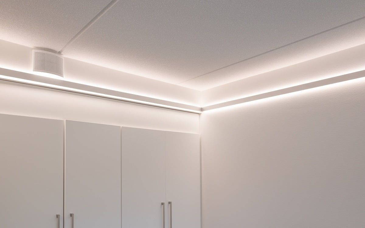 Indirekt LED-list är perfekt för sovrummet. Färgtemperaturjusterbar LED-list Indirekt i 2 profiler. © LedStore