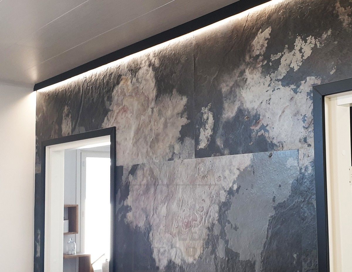 Ledlist i svart aluminiumprofil som ersätter taklisten och indirekt belyser väggen. Ledstore.fi