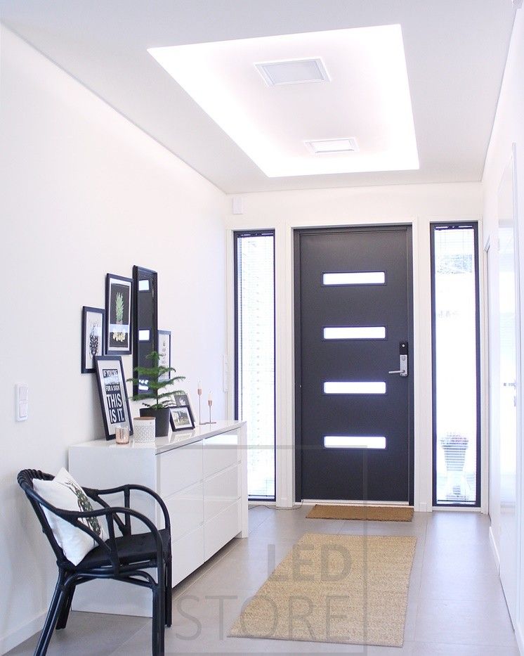 LED-list i taket i korridoren. Ledlist riktad mot taket. Ledstore.fi