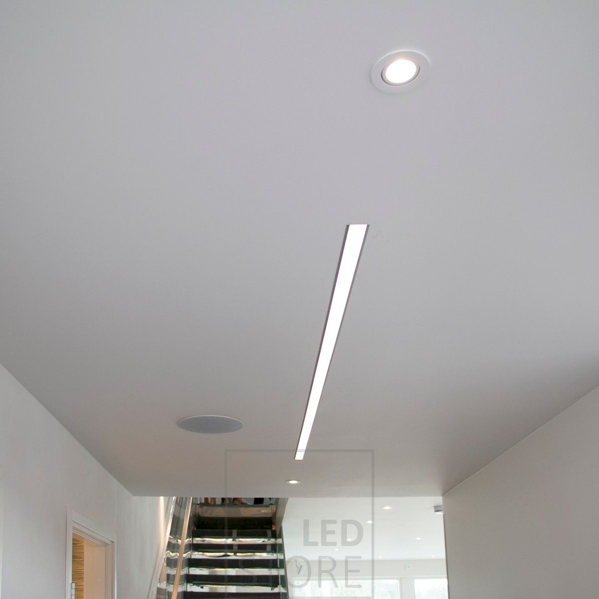 Bred infälld profil med två LED-lister kombinerat med infällda spotlights. Ledstore.fi