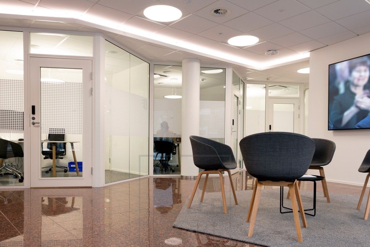 Korridorbelysning med LED-list i den nedsänkta läppen och plafondlampor. LED-list som skapar indirekt ljus. Allmänbelysning med infällda Plafondi-armaturer.
