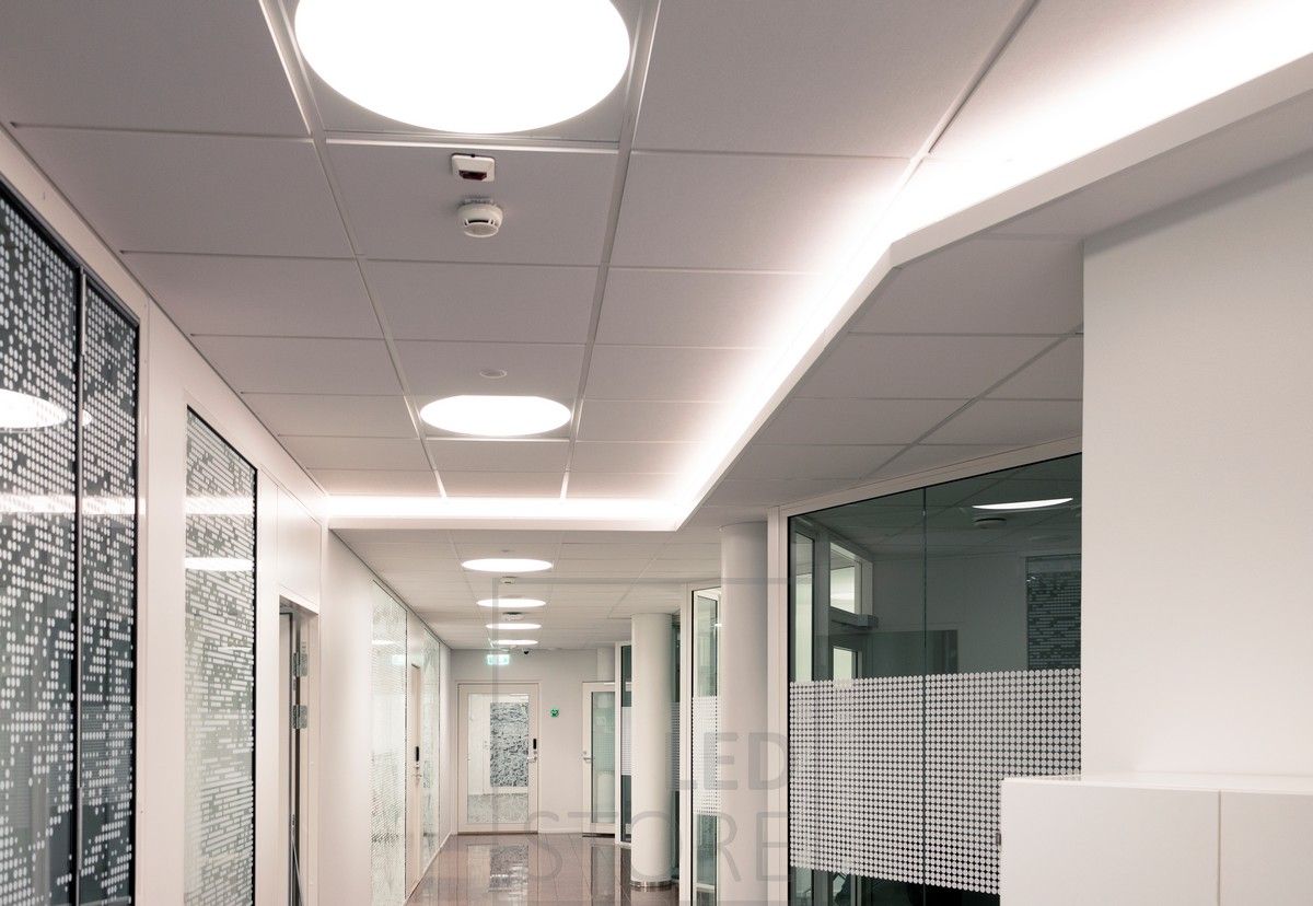 Ledlist installerad i korridoren i en downlightbox som skapar stämningsfullt indirekt ljus. Allmänbelysning med infällda Plafondi-armaturer.