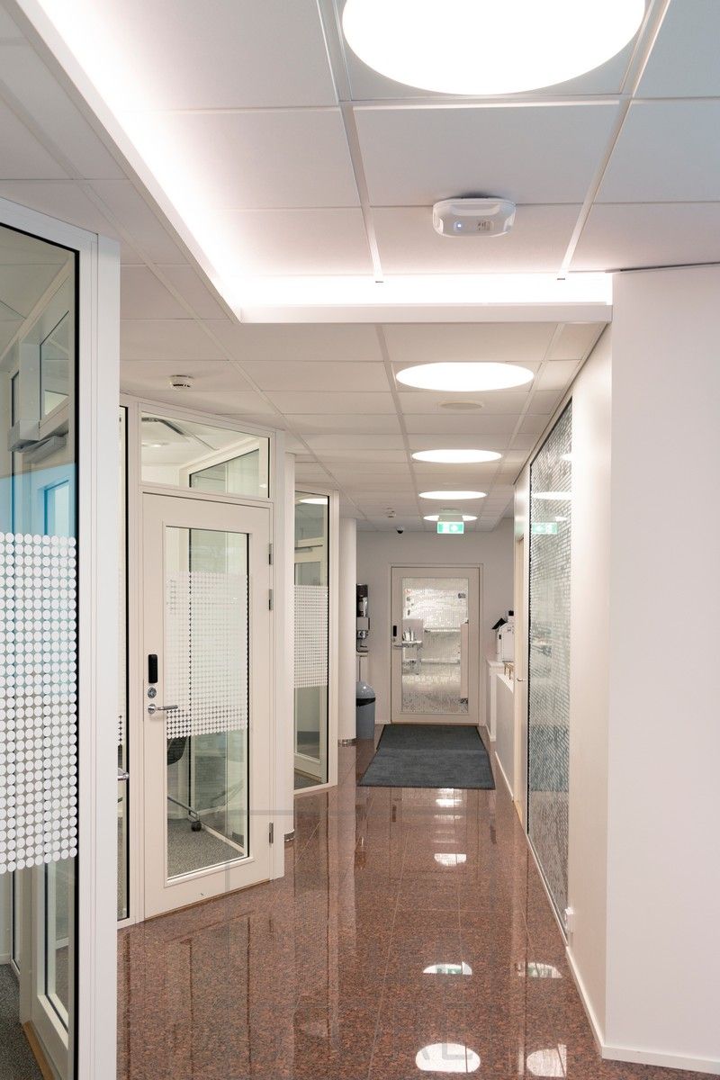 Ledlist monterad på downlight i en korridor för att skapa ett stämningsfullt indirekt ljus. Allmänbelysning med infällda armaturer från Plafondi.