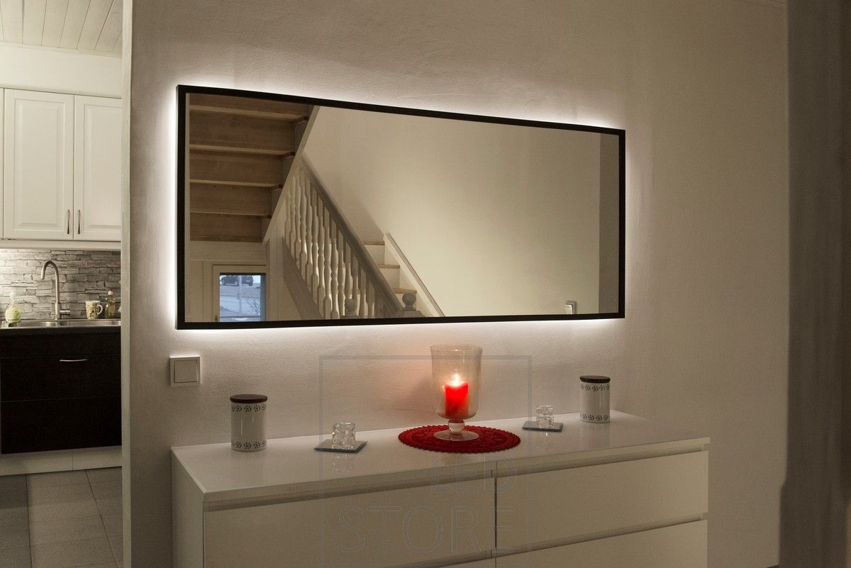 LED-band bakom spegeln för att skapa ett stämningsfullt ljus och framhäva spegeln. Ledstore.fi