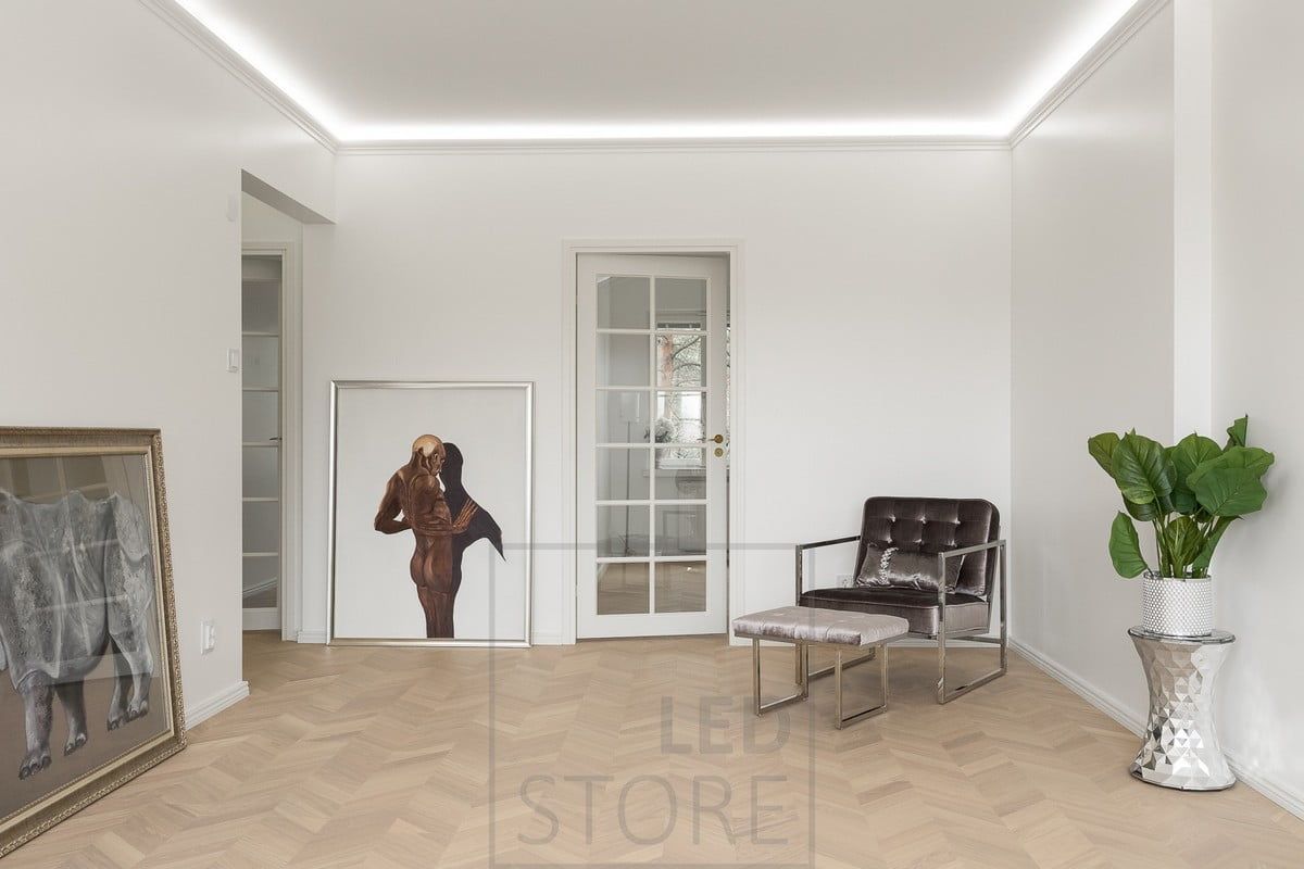 En grön bakgrund och en vit fyrkant med texten "LED STORE" erbjuder energieffektiva belysningslösningar som ger atmosfär och hållbarhet.