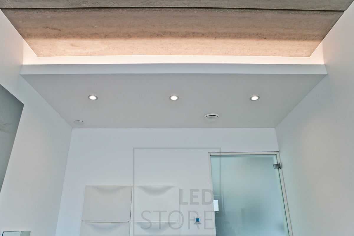 Minimalistisk LED Store-logotyp på en grön bakgrund med en vit kvadrat och texten "LED STORE" i ett elegant teckensnitt - energieffektiva belysningslösningar
