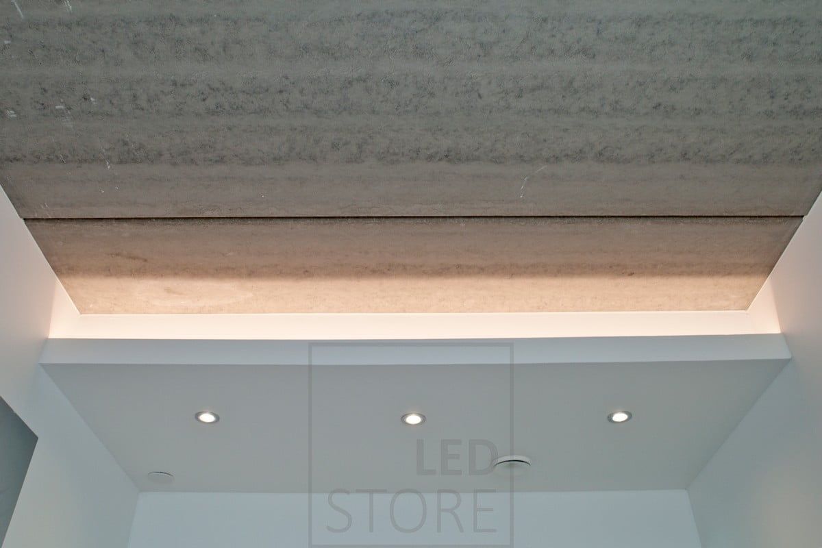 LED Stores logotyp på en grön bakgrund med en vit kvadrat med texten "LED STORE" i fetstil för att lyfta fram energieffektiva belysningslösningar.