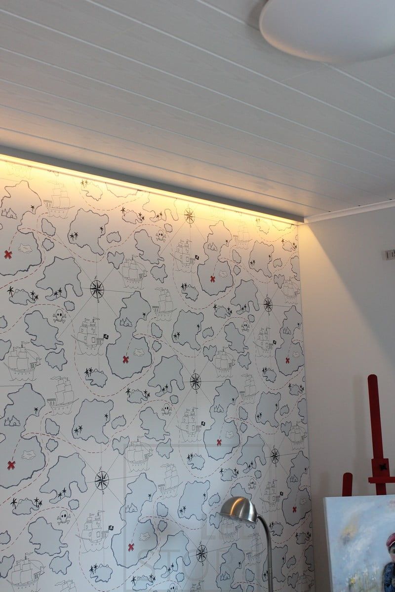 Atmosfäriskt ljus med LED-list. Indirekt belysning framhäver tapeten på väggen. Ledstore.fi