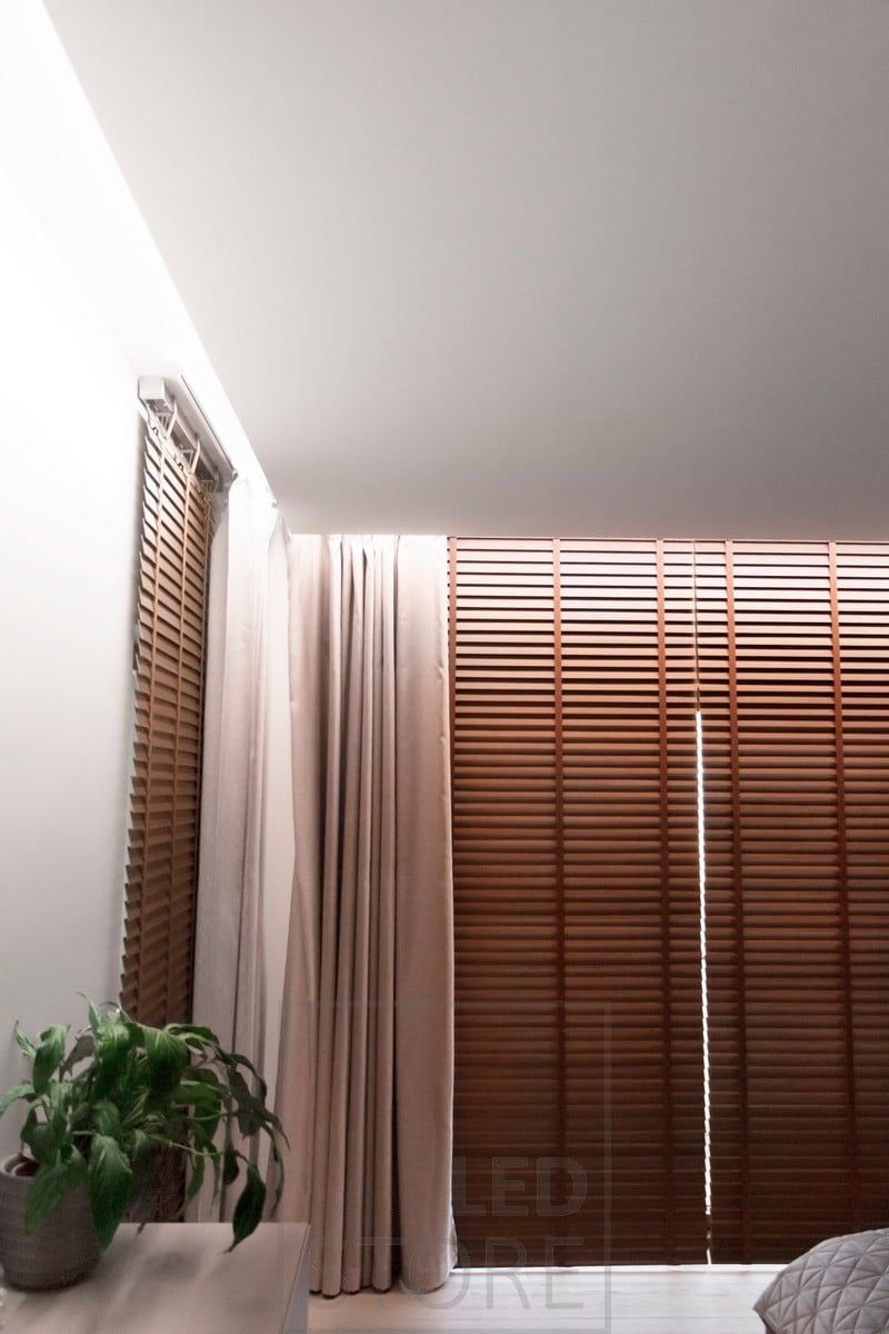 En hotellliknande atmosfär skapades i ett sovrum genom att installera LED-remsor indirekt mellan taket och väggen. Spåret lämnades tillräckligt brett för att rymma gardinstängerna. Ljuset cirkulerar runt i rummet. Ledstore.fi