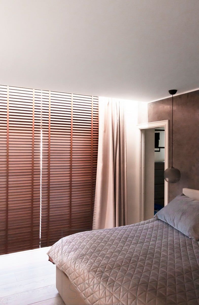 Sovrummet fick en hotellliknande atmosfär genom att LED-lister installerades indirekt mellan taket och väggen. Spåret lämnades tillräckligt brett för att rymma gardinstängerna i samma spår. Ledstore.fi