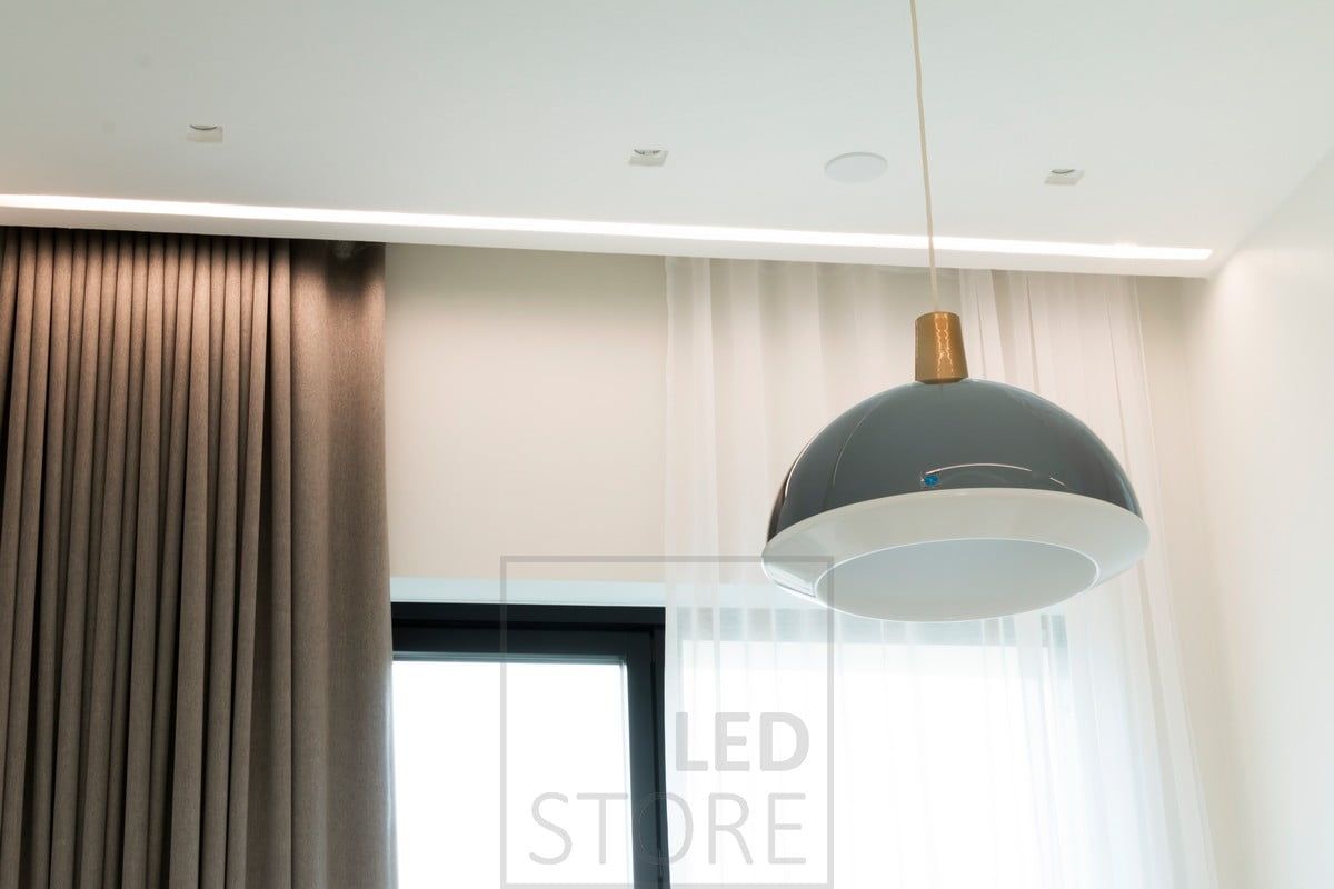 I sovrummet har den breda infällda profilen bredvid gardinstängerna LED-lister som skapar stämningsfullt indirekt ljus. Ledstore.fi