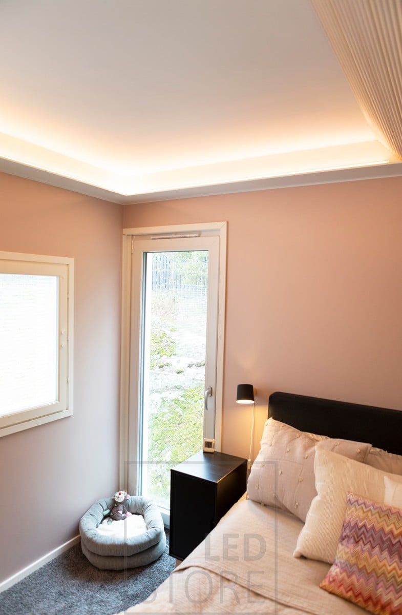 LED-bandet i läppen lyser upp rummet på ett vackert och stämningsfullt sätt. Ledstore.fi