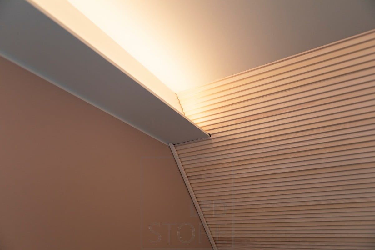 Takmonterad låda med LED-list för indirekt belysning genom taket. Ledstore.fi
