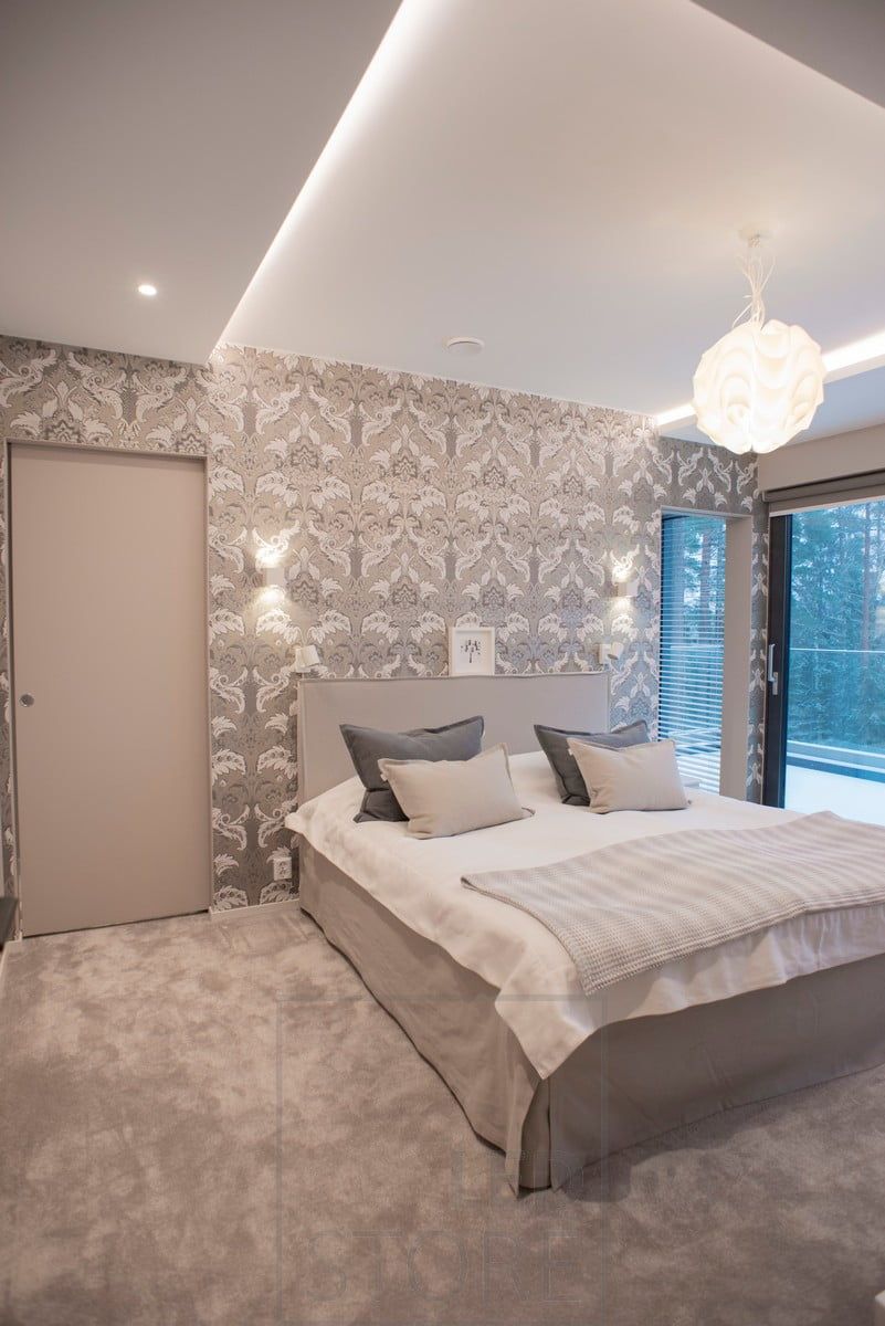 Hotellstämning i sovrummet. Led-listen ger indirekt belysning genom taket och lådan har spotbelysning. Ledstore.fi