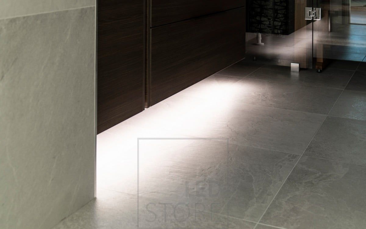 Mjuk stämningsbelysning under skåpet med LED-list. Ledstore.fi