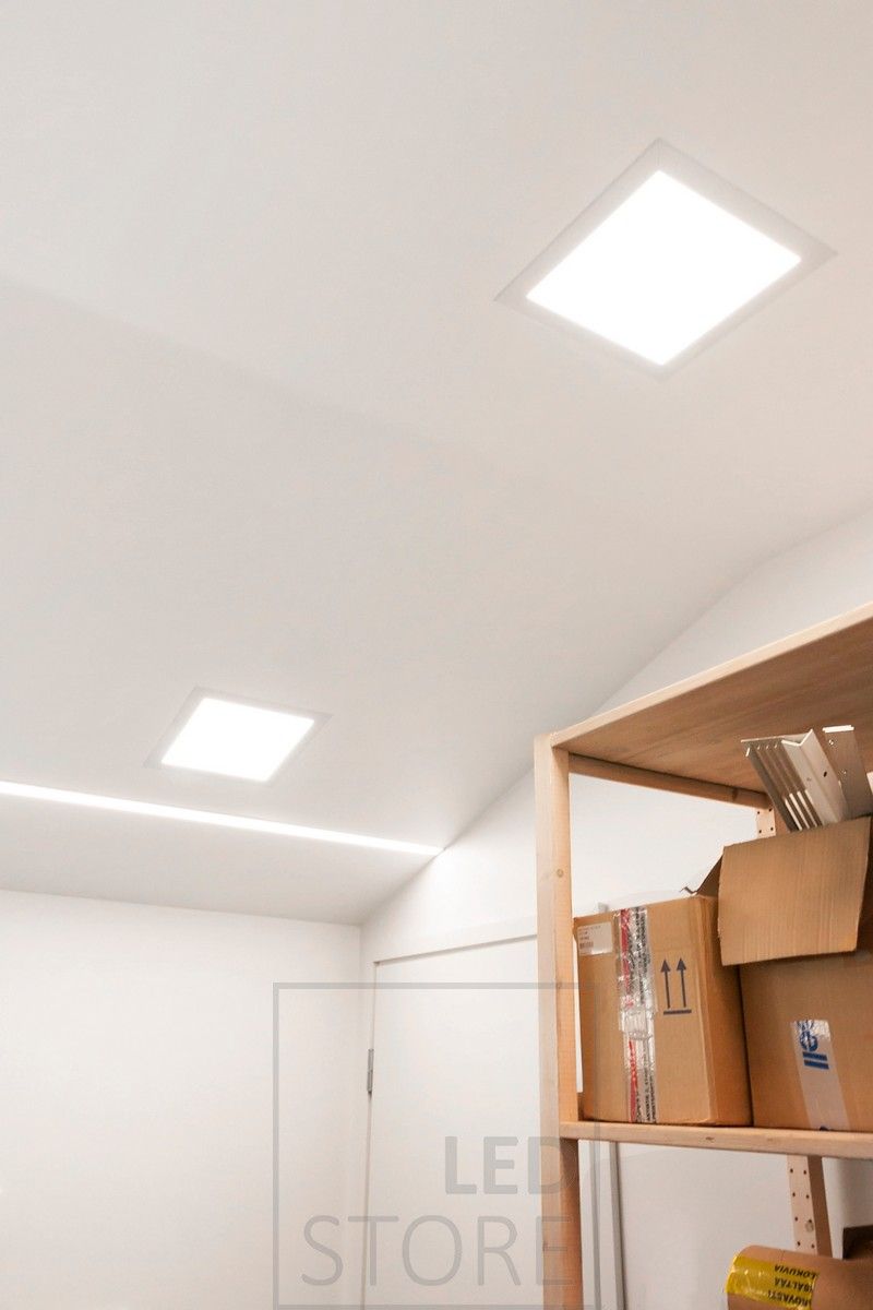 Garagebelysning med 2 stycken Led-panel 300x300 Gips i taket, samt en infälld ledprofil med ledremsa.