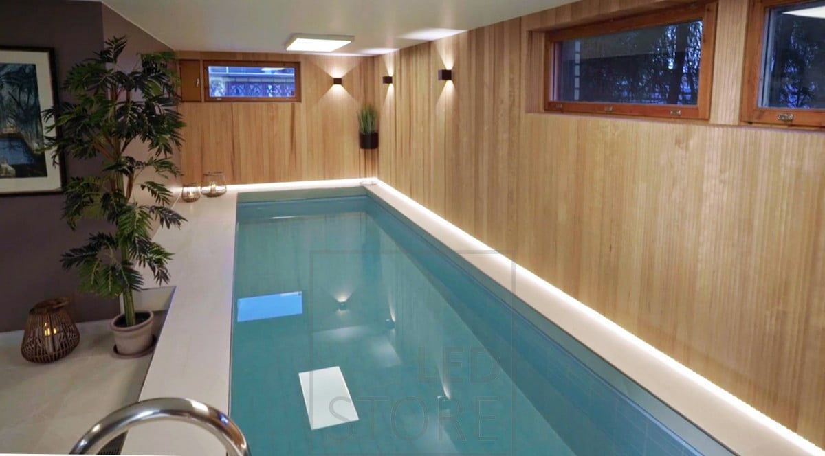 Poolområdet är stämningsfullt upplyst av svarta FUNK-vägglampor och bakom de vackra panelerna är golvkanten upplyst av en LED-list. Ledstore.fi