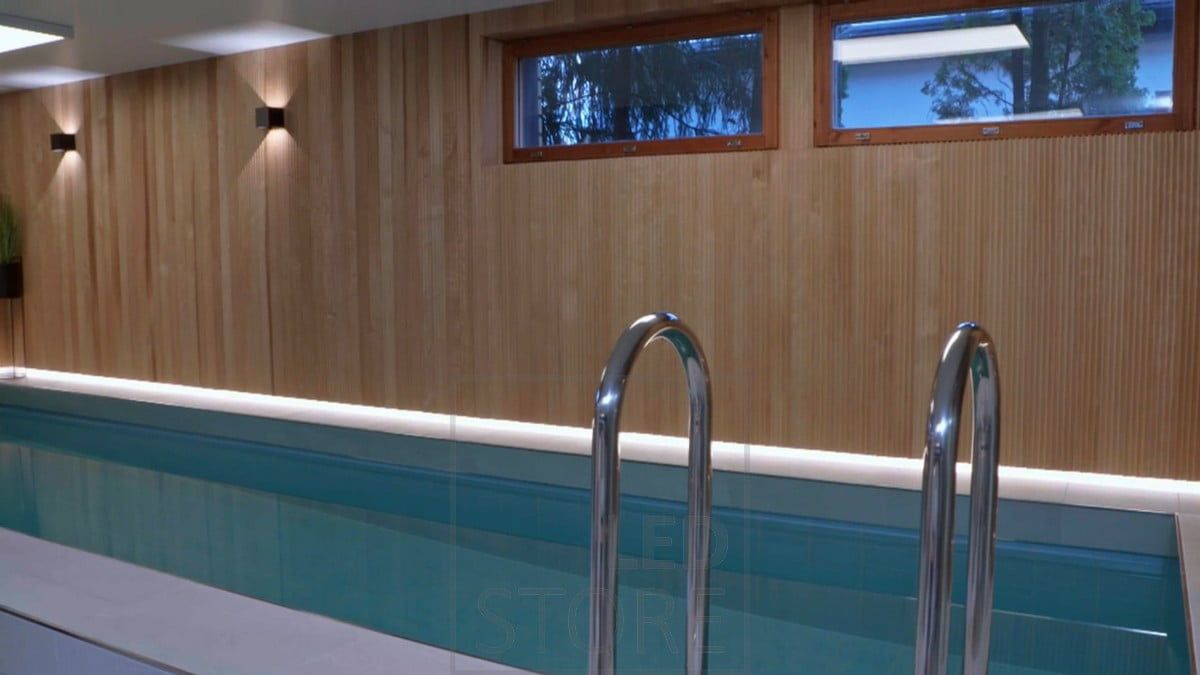 Poolområdet är stämningsfullt upplyst av FUNK vägglampor och bakom den vackra panelen är golvkanten upplyst av indirekt ljus från LED-remsor. Ledstore.fi