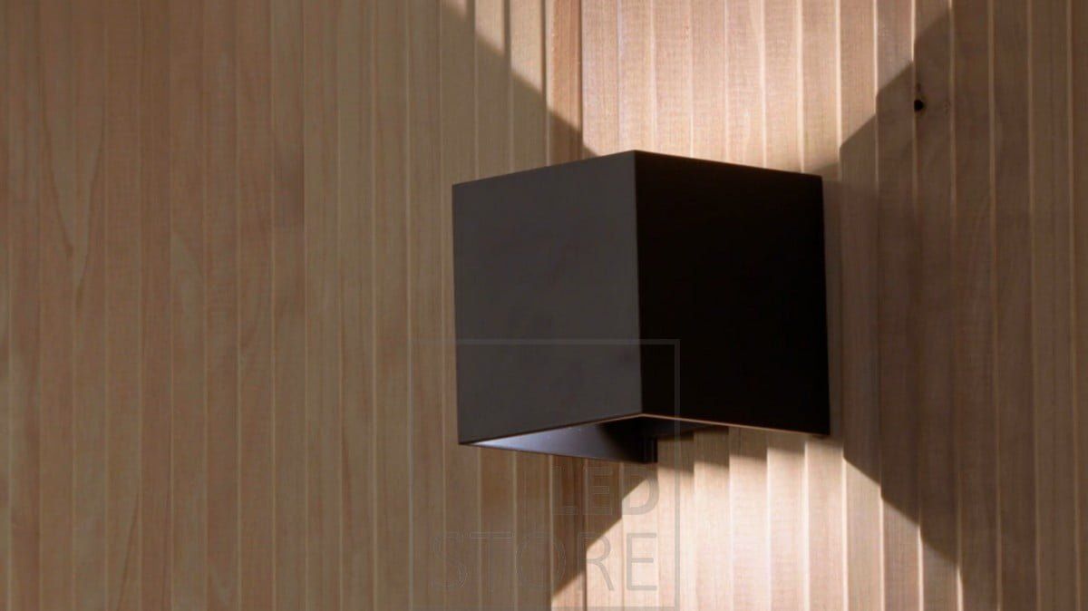 Svart FUNK vägglampa. Armaturen lyser i två riktningar med ett varmt ljus på 3500 Kelvin och är dimbar. Dessutom kan ljusets öppningsvinkel justeras med hjälp av 4 separat rörliga vingar. Ledstore.fi